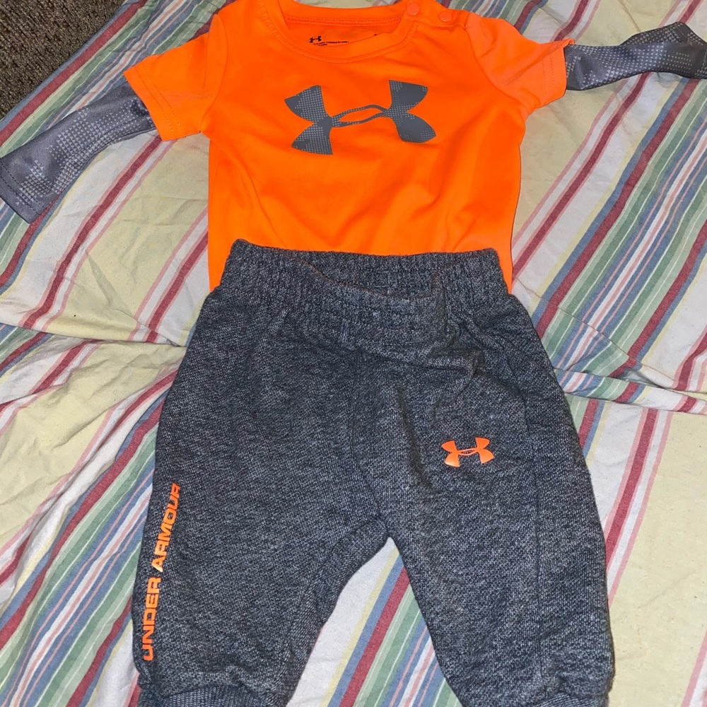 Underarmer sweatsuit.